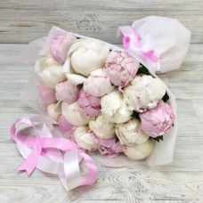19 белых и розовых пионов